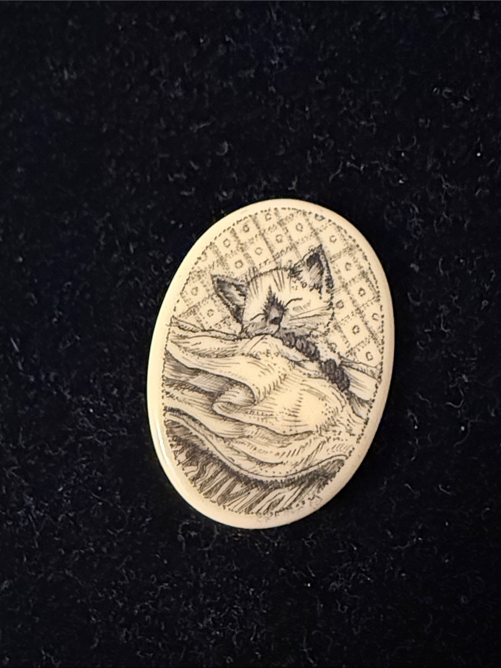 BROOCH FAUX SCRIMSHAW CREAM OVAL CAT KITTEN ETCHING